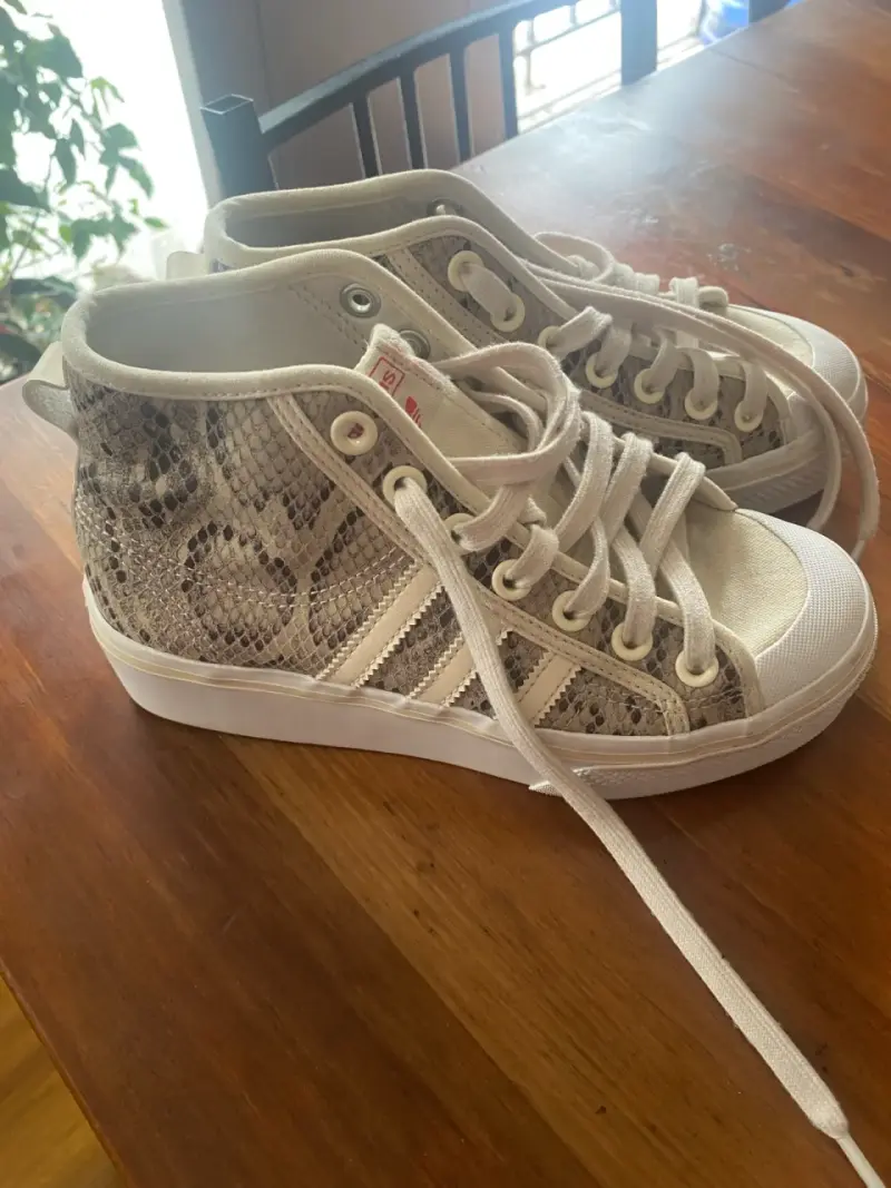 Zapatillas altas con estampado de serpiente - 1