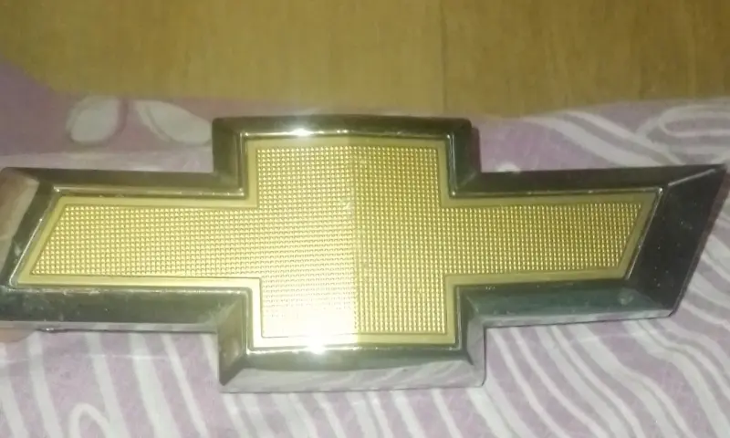 Emblema Chevrolet dorado