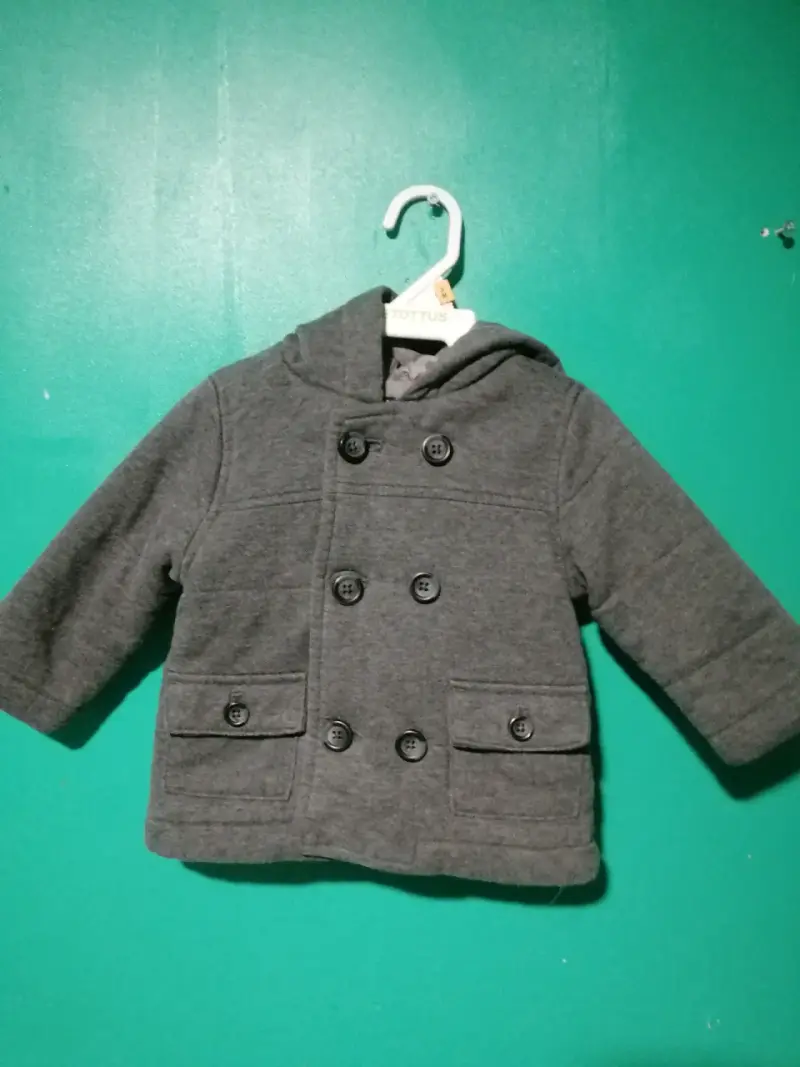 Chaqueta gris con capucha para niños