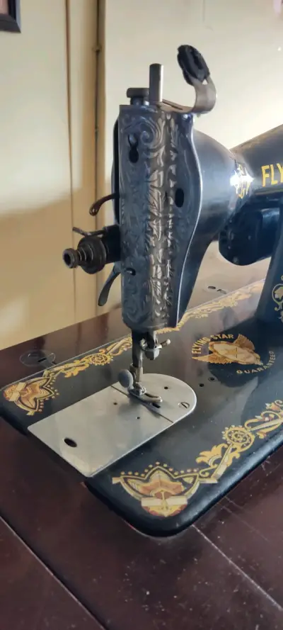 Máquina de coser antigua - miniatura 1