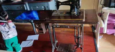 Máquina de coser antigua - miniatura 2