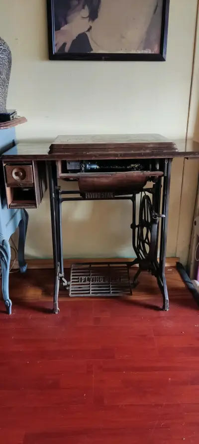 Máquina de coser antigua - miniatura 4