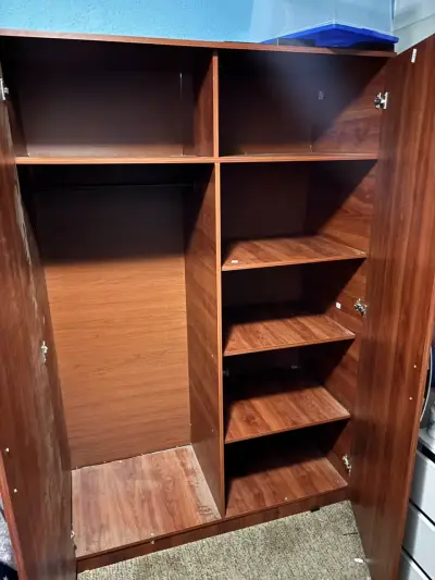 Closet de madera con estantes - miniatura 1