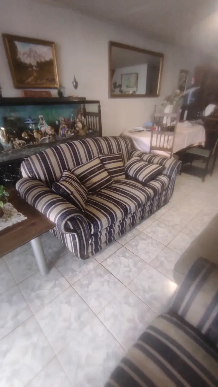 Sofá rayado azul y beige - 1