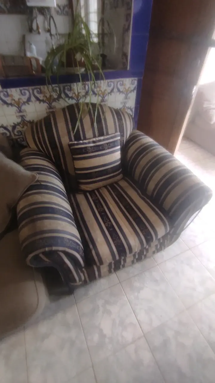 Sofá rayado azul y beige - 2