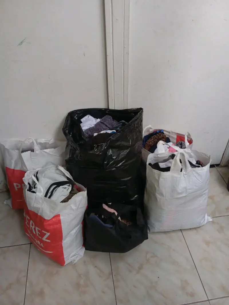 Ropa variada en bolsas - 1