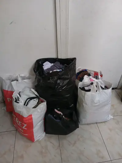 Ropa variada en bolsas - miniatura 1