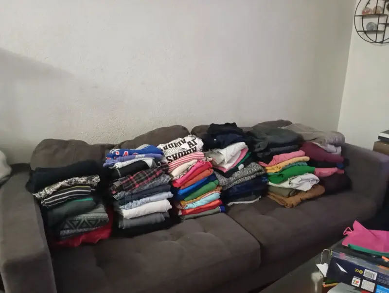 Ropa variada en bolsas - 2