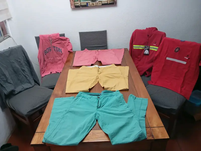 Ropa variada en bolsas - 6