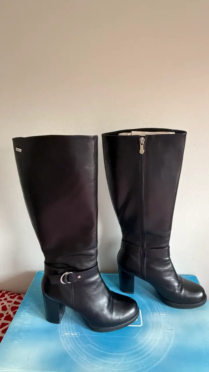 Botas negras marca 16 horas - 1