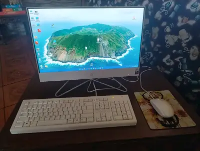 Computador Todo-en-uno HP con teclado - miniatura 1