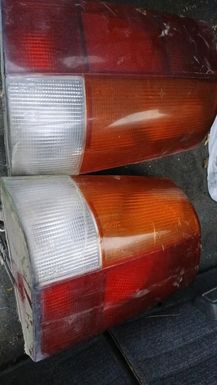 Luces traseras de auto usadas