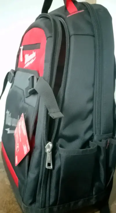 Mochila roja Milwaukee resistente - miniatura 3
