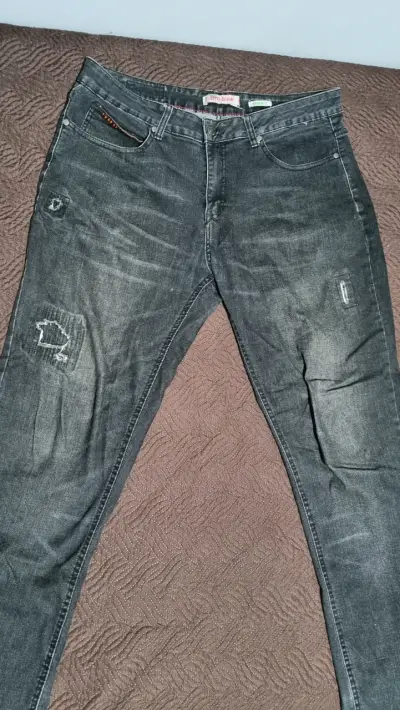 Jeans denim oscuros desgastados - miniatura 1