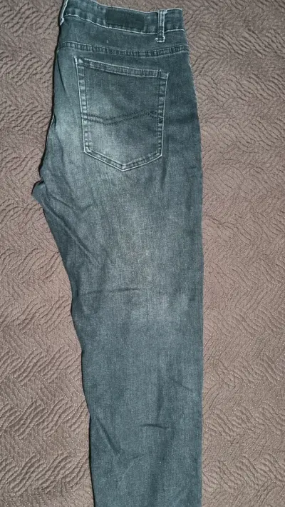 Jeans denim oscuros desgastados - miniatura 2