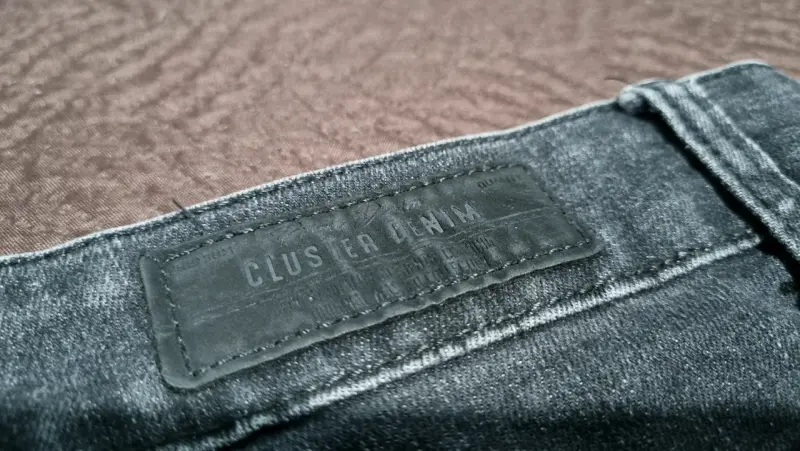 Jeans denim oscuros desgastados - 4