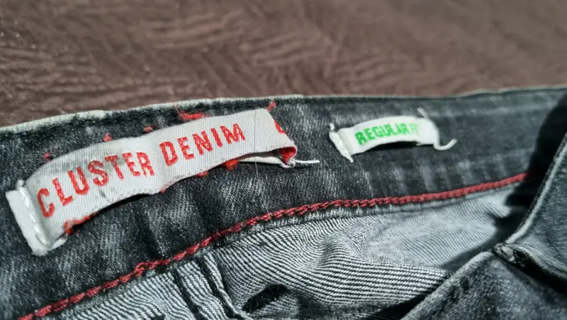 Jeans denim oscuros desgastados - 5