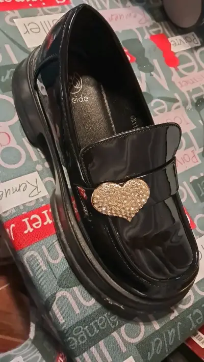 Zapatos negros con adorno de corazón - miniatura 1