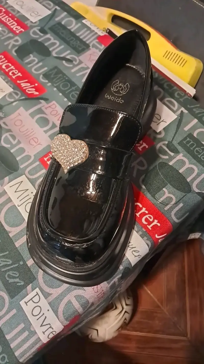 Zapatos negros con adorno de corazón - 2
