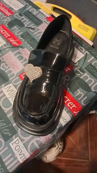 Zapatos negros con adorno de corazón - miniatura 2