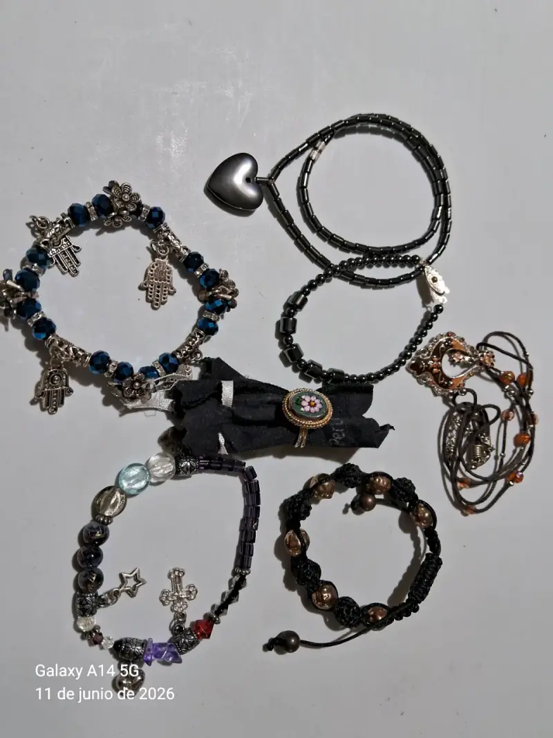 Set de pulseras y collares variados