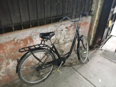 Bicicleta urbana clásica negra - miniatura 3