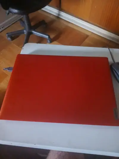 Laptop Lenovo IdeaPad Roja - miniatura 1