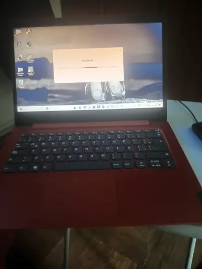 Laptop Lenovo IdeaPad Roja - miniatura 3