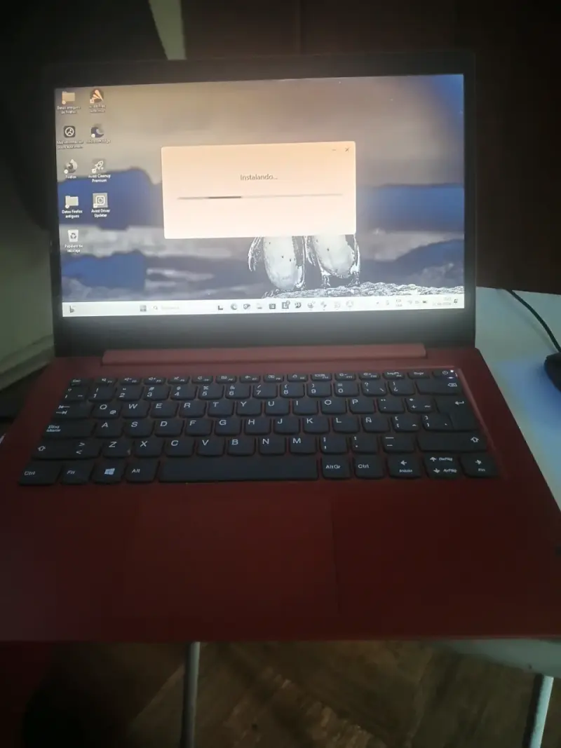 Laptop Lenovo IdeaPad Roja - 4