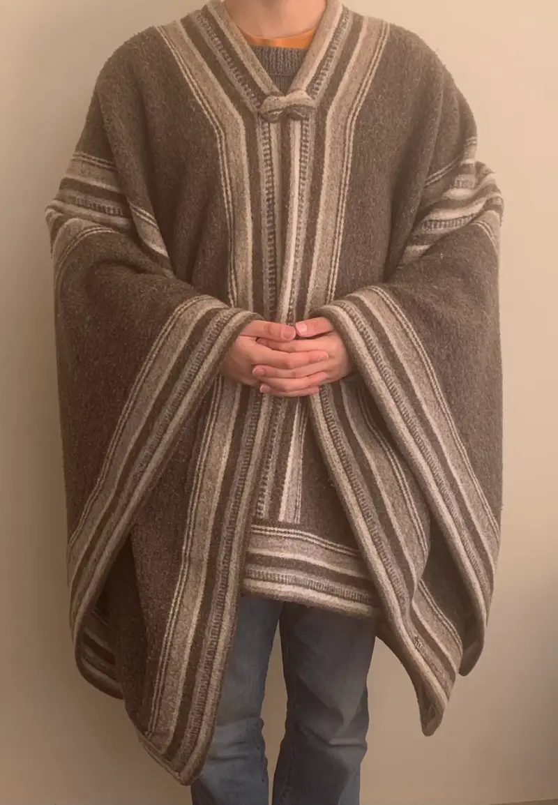 Poncho de lana marrón rayado - 1