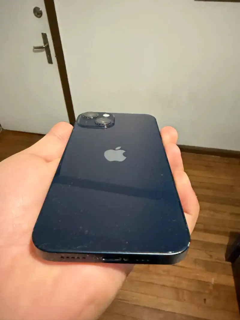 iPhone azul con doble cámara - 2