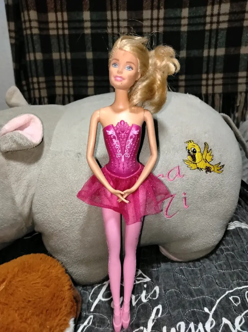 Muñeca Barbie con vestido rosa