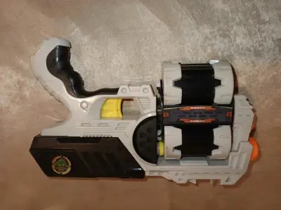 Lanzador de dardos Nerf gris - miniatura 1