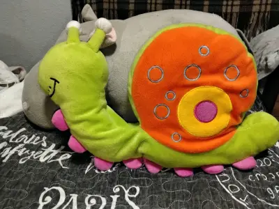 Almohada infantil caracol de peluche - miniatura 2