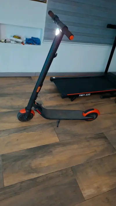 Scooter eléctrico negro anaranjado - miniatura 1