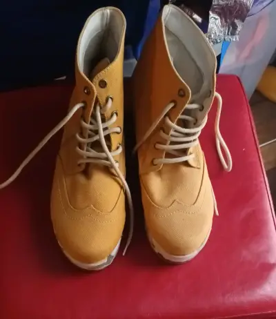 Botas amarillas de lona - miniatura 1