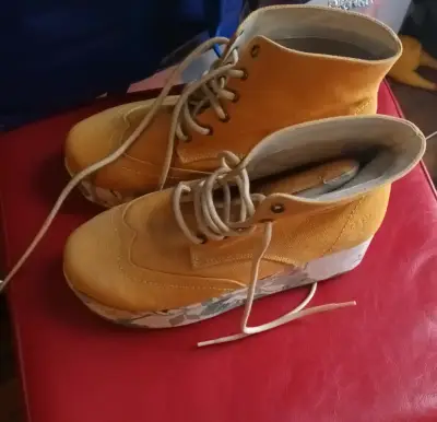 Botas amarillas de lona - miniatura 2