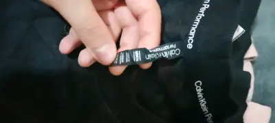 Poleron negro Calvin Klein - miniatura 2