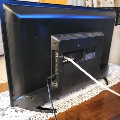 TELEVISOR. SMARTV SAMSUM 32 PULGADAS - miniatura 3