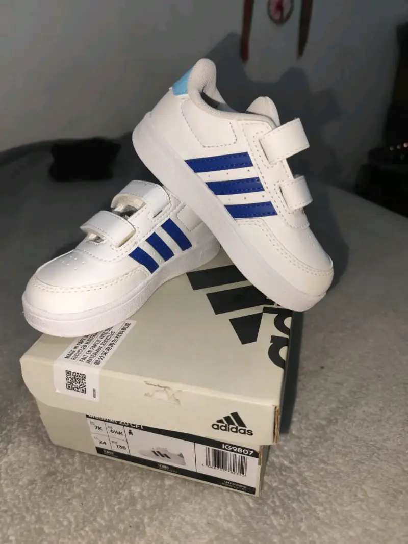 Zapatillas blancas con tiras azules - 1