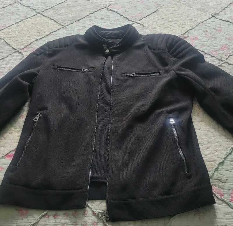 Chaqueta negra con cierres