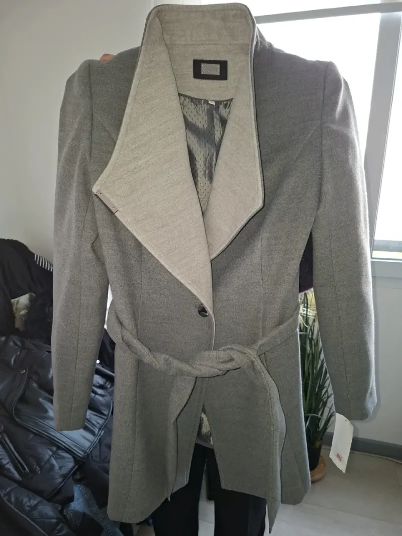 Abrigo gris con cinturón Marca Ash - 1