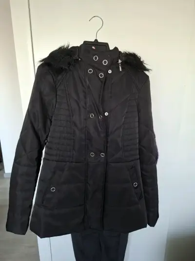 Chaqueta negra con capucha peluda marca Ash - miniatura 1