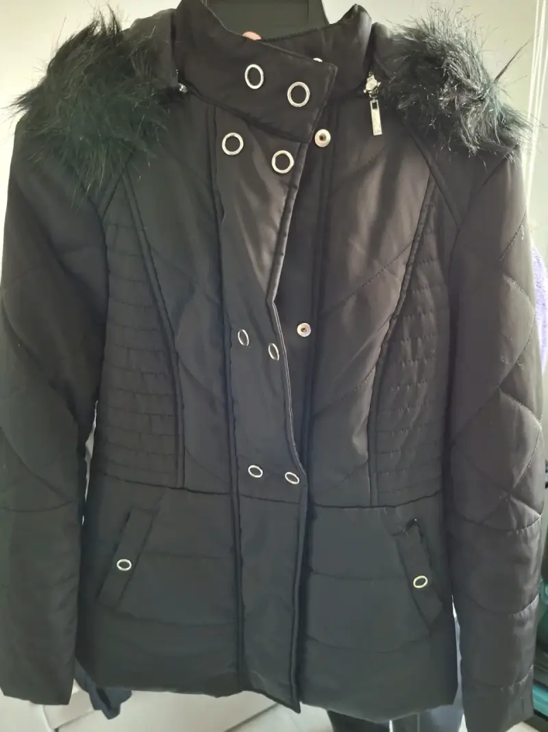 Chaqueta negra con capucha peluda marca Ash - 2