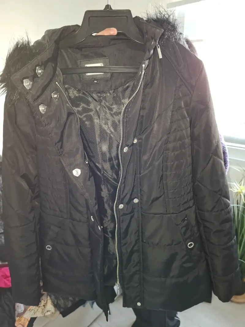 Chaqueta negra con capucha peluda marca Ash - 3