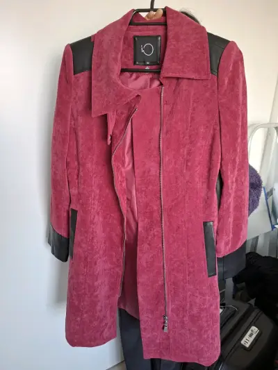 Abrigo de mujer fucsia marca Io - miniatura 1