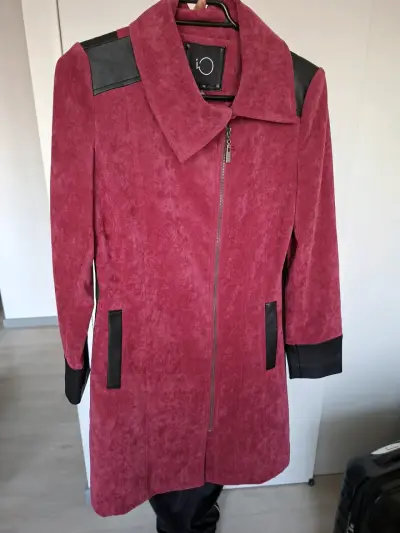 Abrigo de mujer fucsia marca Io - miniatura 2