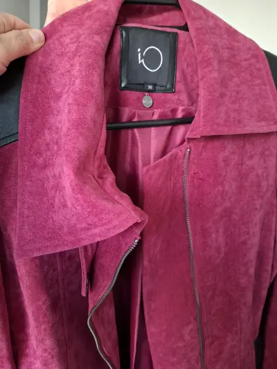 Abrigo de mujer fucsia marca Io - miniatura 3