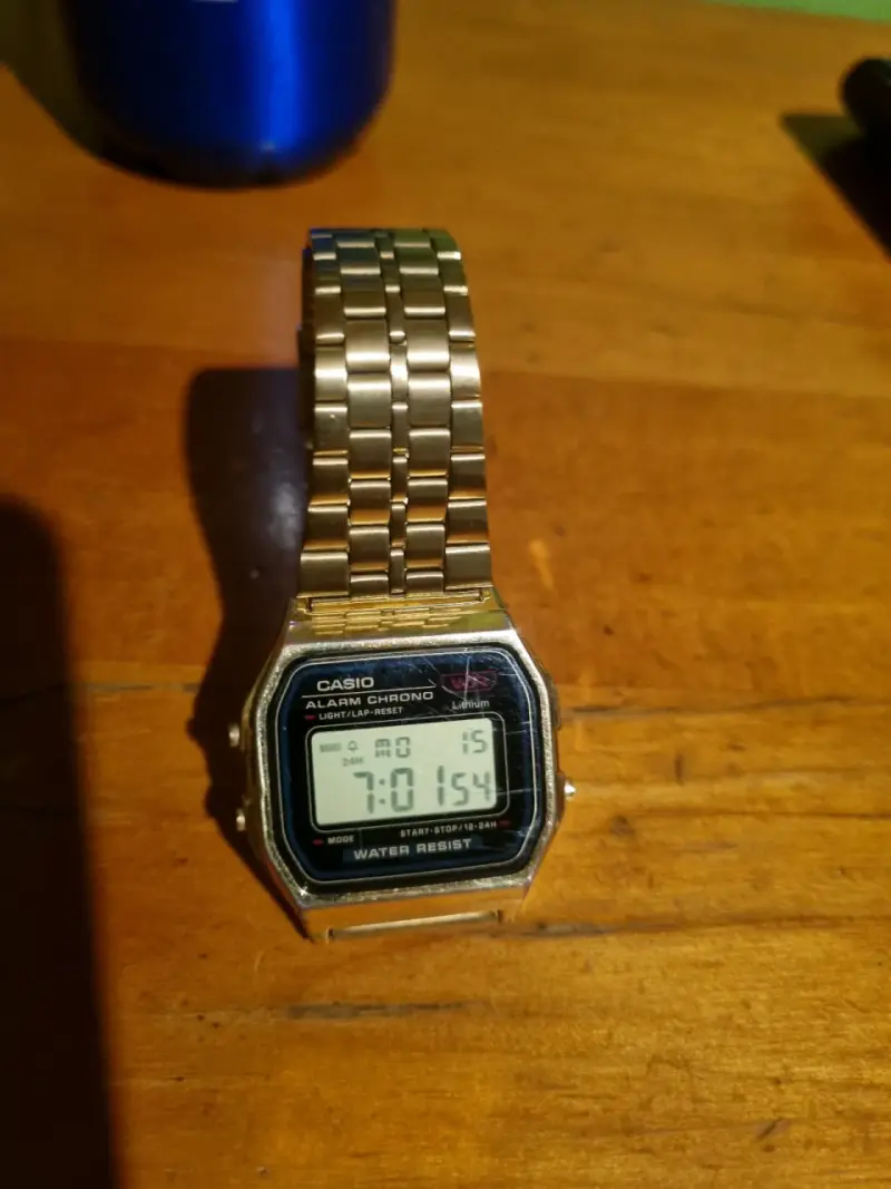 Reloj Casio dorado digital - 1