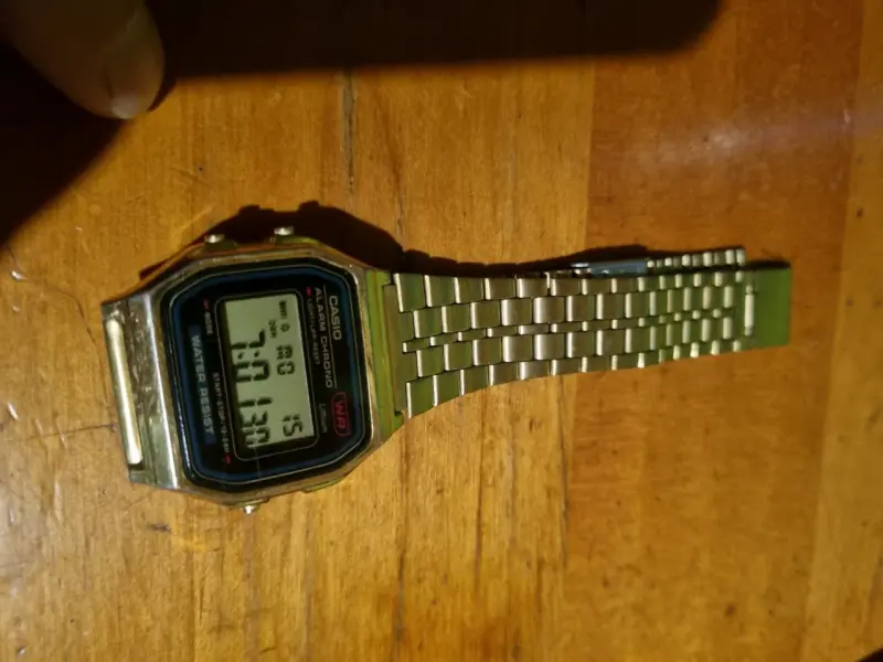 Reloj Casio dorado digital - 2